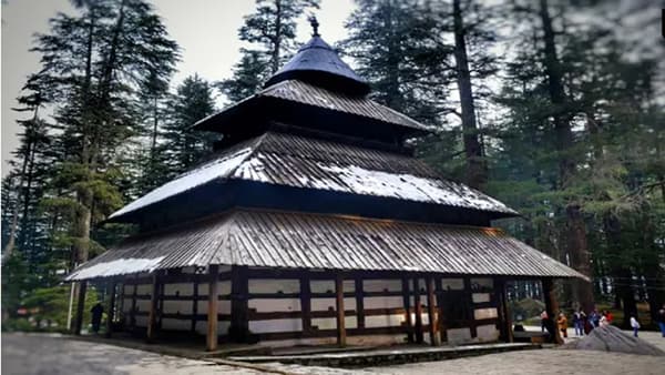 भारतातील सर्वात आवडत्या पर्यटन स्थळांपैकी एक, मनालीमध्ये वर्षभर थंडी जाणवते. येथील हवामान आणि पर्वतांचे सौंदर्य पर्यटकांना भुरळ घालते. उन्हाळ्यात तुम्ही नक्की मनालीला भेट द्या.