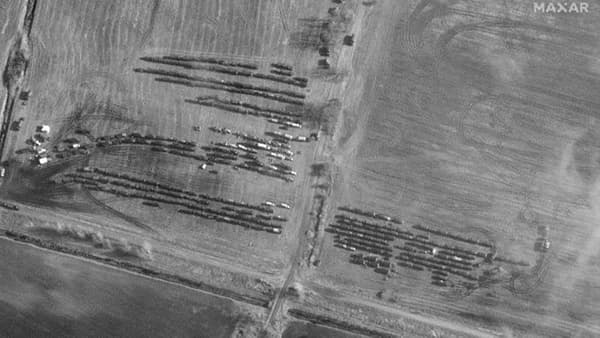 Russia Ukraine War : युक्रेन सीमेनजीक रशियाच्या 150 लढाऊ हेलिकॉप्टर्ससह लाखो सैनिक, सॅटेलाईट फोटोतून धडकी भरवणार वास्तव