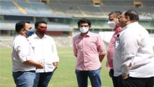 IPL 2022: पर्यावरण मंत्री आदित्य ठाकरे अचानक धडकले वानखेडे स्टेडियमवर, जाणून घ्या कारण....