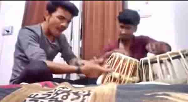 Funny video viral : गायछाप तबला कधी पाहिलंय का? पाहा, हे दोन अतरंगी काय करतायत!