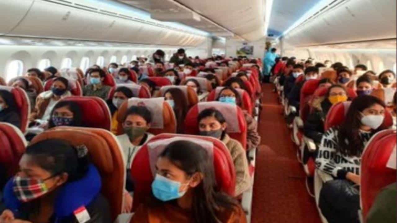 रशिया आणि यूक्रेनमध्ये सुरु असलेल्या भीषण युद्धाच्या पार्श्वभूमीवर एक आनंदाची बातमी आहे. यूक्रेनमध्ये अडकलेल्या भारतीय विद्यार्थ्यांचं पहिलं विमान संध्याकाळी सव्वा सातच्या सुमारास मुंबईत दाखल झालं आहे.