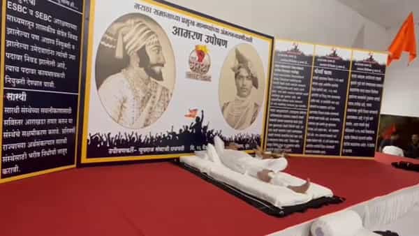 मराठा आरक्षणाच्या मुद्द्यावरुन खासदार संभाजीराजे छत्रपती यांनी उपोषणास्त्र उपसलं आहे. आज सकाळपासून संभाजीराजे यांनी आझाद मैदानावर उपोषणाला सुरुवात केलीय.