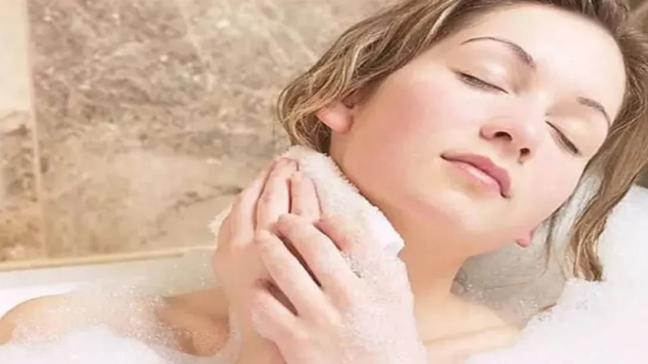 त्वचेला घासणे: अनेकांना असे वाटते की आंघोळ करताना त्वचेला घासणे किंवा घासल्याने त्यावर असलेली घाण चांगली निघते. असे म्हटले जाते की असे केल्याने मुरुमांव्यतिरिक्त त्वचेवर पुरळ आणि लालसरपणाची समस्या देखील होऊ शकते.