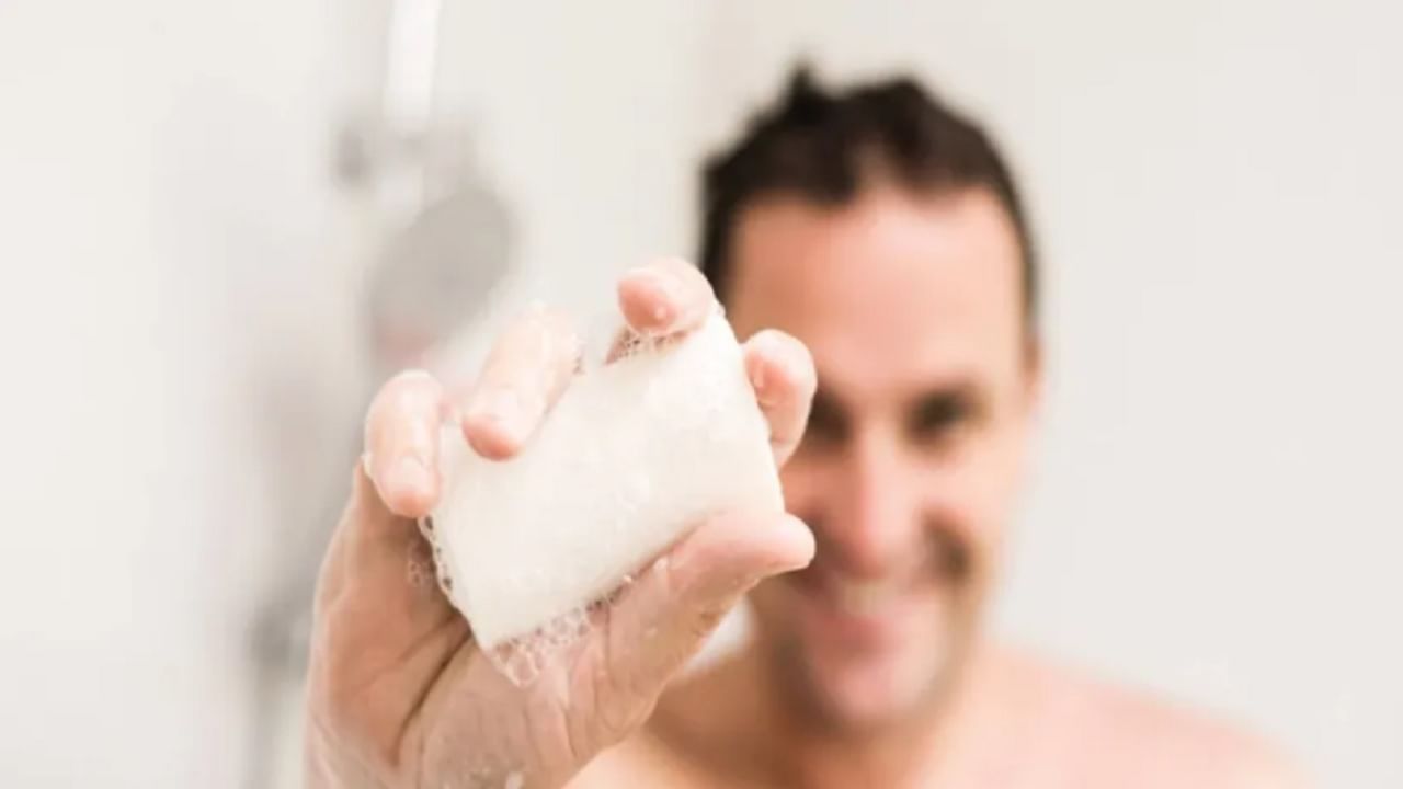 बहुतेक लोक आंघोळ करताना बराच वेळ अंगावर साबण ठेवतात. तज्ज्ञांच्या मते, साबणामध्ये असलेल्या रसायनांमुळे मुरुम होण्याची समस्या वाढण्याची शक्यता असते.
