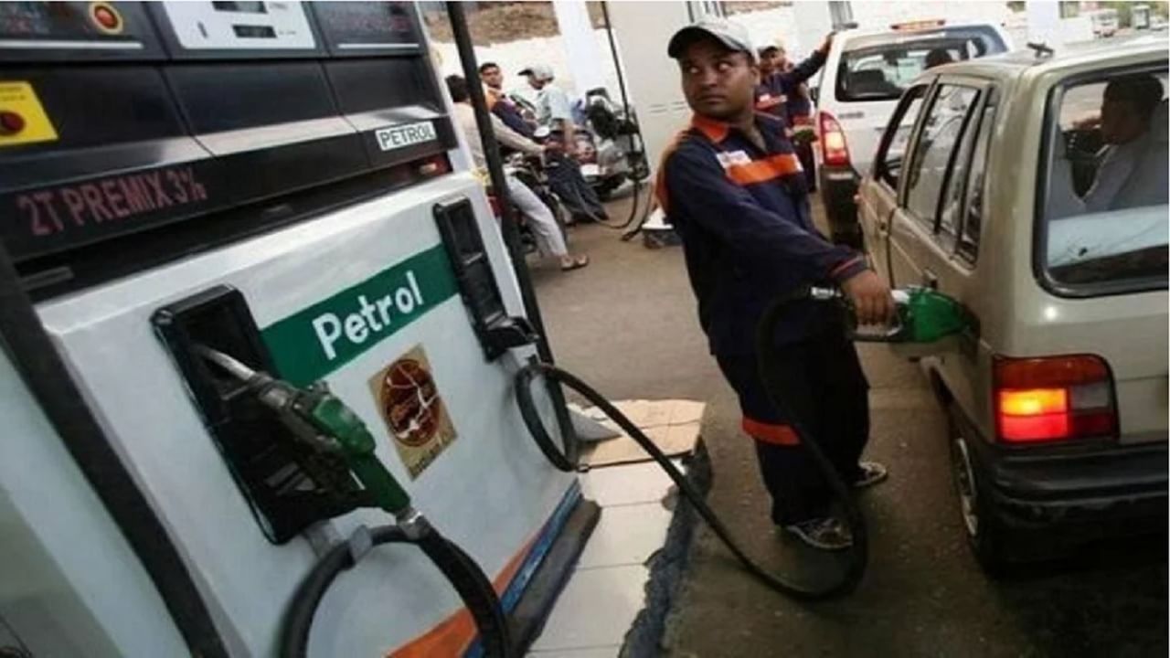 Petrol, Diesel Prices : कच्च्या तेलाच्या दरात घसरण; इंधनाचे नवे दर जारी, जाणून घ्या आपल्या शहरातील पेट्रोल, डिझेलचे भाव