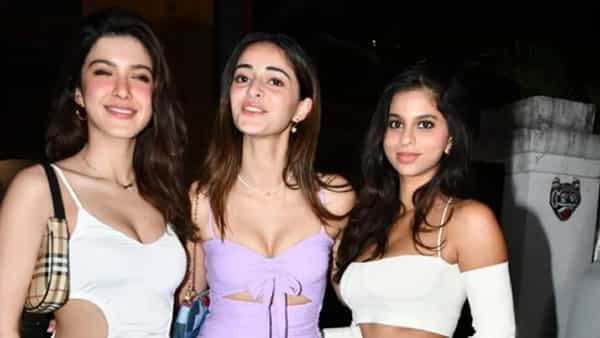 बॉलिवूड अभिनेत्री अनन्या पांडे (Ananya Panday) तिच्या बेस्ट फ्रेंड्ससोबत वेळ घालवतांना दिसली आहे. अनन्या नेहमीच ज्यावेळी तिला वेळ मिळतो, त्यावेळी आपल्या मैत्रिणींसोबत पार्टीला जाते.