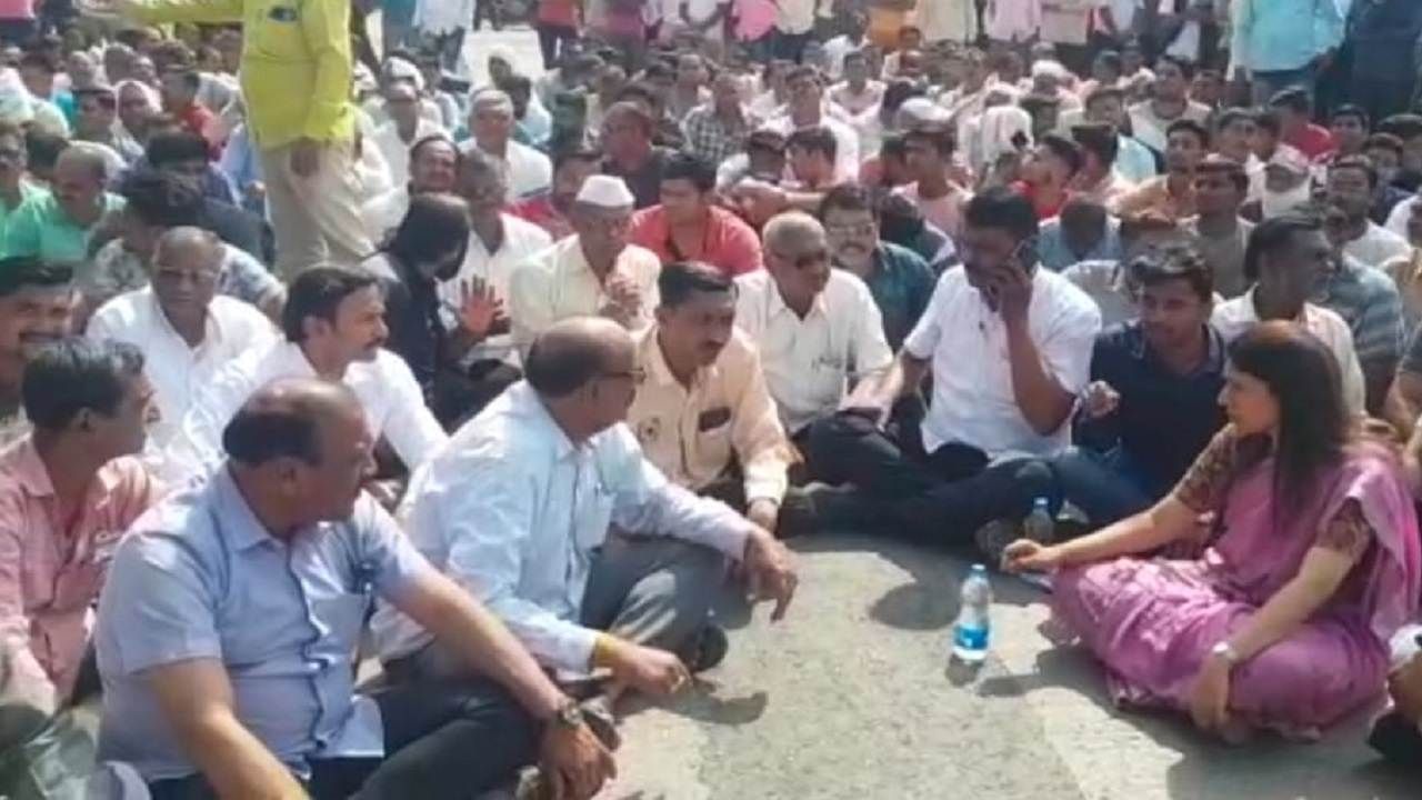ही कसली दुश्मनी? रात्रीतूनच केळी बागा उध्वस्त, दर वाढूनही रावेरच्या शेतकऱ्यांसमोर काय आहे समस्या? ही कसली दुश्मनी? रात्रीतूनच केळी बागा उध्वस्त, दर वाढूनही रावेरच्या शेतकऱ्यांसमोर काय आहे समस्या?