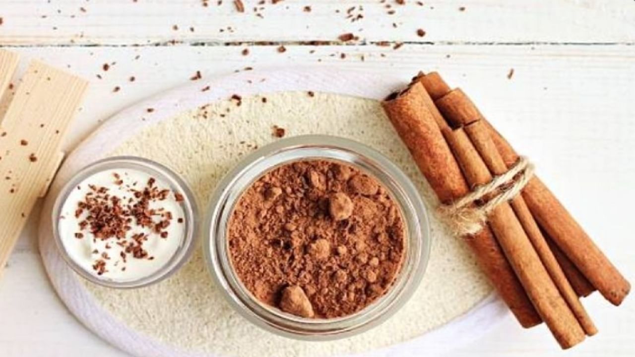 चॉकलेट खाल्ल्याने त्वचेला थेट फायदा होत नाही. कारण त्यात भरपूर साखर आणि इतर रासायनिक संयुगे असतात. दररोज कोको पावडर वापरणे म्हणजे त्वचेची काळजी घेणे होय.