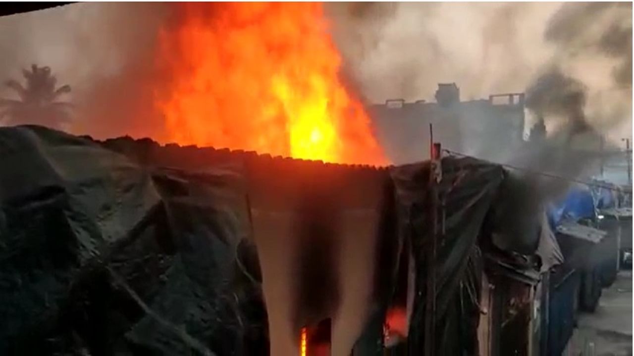 Ulhasnagar Fire : उल्हासनगरात जीन्स कारखान्याला मोठी आग, आगीत जीन्सचे रोल आणि मशिनरी जळून खाक