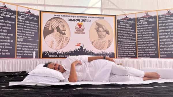 मराठा आरक्षण आणि मराठा समाजाच्या प्रमुख मागण्यांसाठी खासदार संभाजीराजे छत्रपती यांनी शनिवारी उपोषणास्त्र उपसलं. मुंबईतील आझाद मैदानावर संभाजीराजे उपोषणाला बसले आहेत.