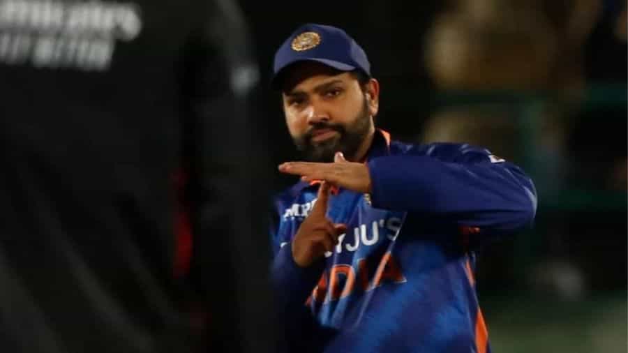 रोहित शर्मा भारतीय क्रिकेटमधील तिन्ही फॉर्मेटचा कर्णधार आहे. त्याच्या नेतृत्वाखाली भारतीय संघाचं दमदार प्रदर्शन सुरु आहे. युवा खेळाडू चांगली कामगिरी करत आहेत. अनेक नवीन रेकॉर्डस बनत आहे. आता आणखी एक नवीन रेकॉर्ड रोहितच्या नावावर नोंदवण्यात आला आहे. तो सर्वाधिक टी-20 आंतरराष्ट्रीय सामने खेळणारा क्रिकेटपटू बनला आहे. (Photo: BCCI)