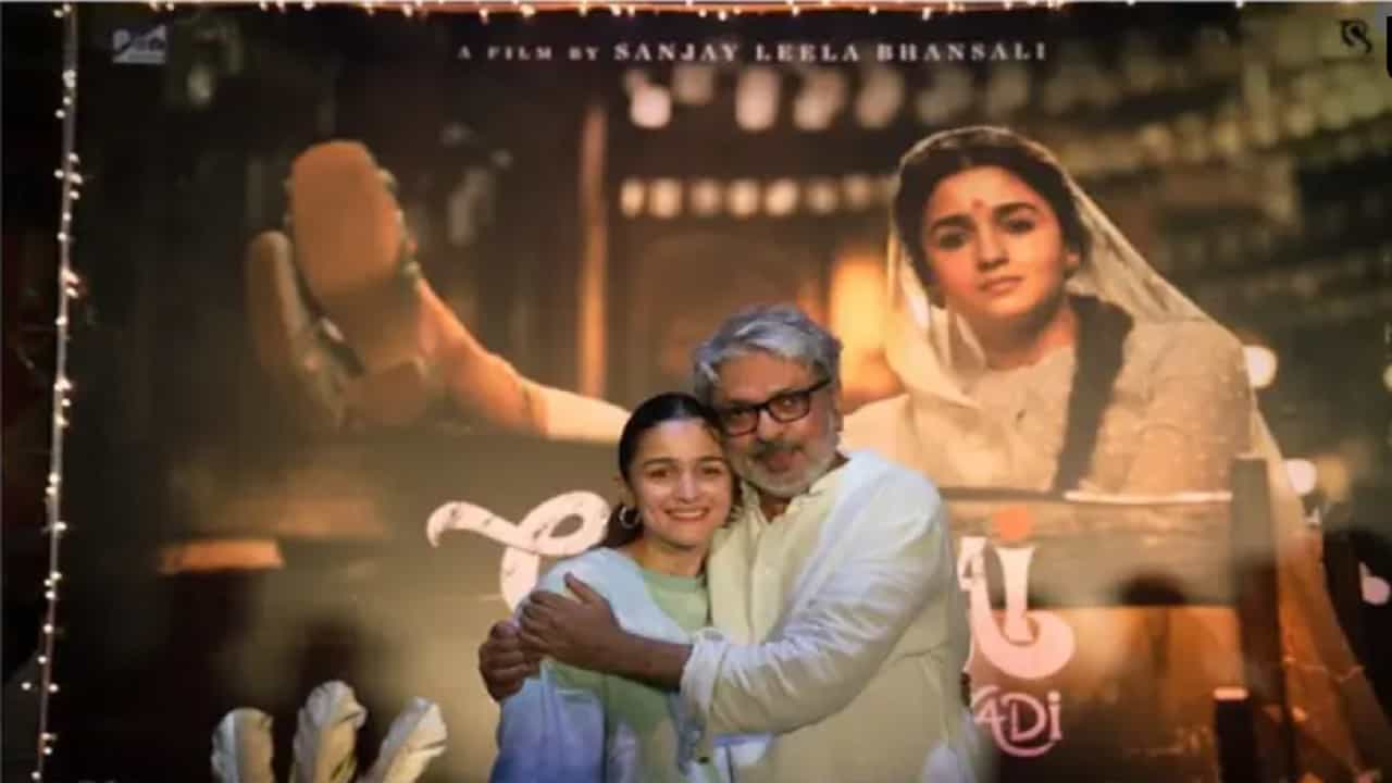 आलिया भट्टचा गंगूबाई काठियावाड़ी हा चित्रपट शुक्रवारी प्रदर्शित झाला. या चित्रपटाद्वारे आलियाने पहिल्यांदाच संजय लीला भन्साळी यांच्या दिग्दर्शनाखाली काम केले आहे.