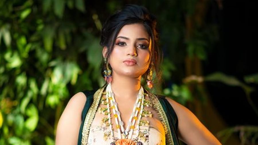 'फँड्री' या चित्रपटानंतर राजेश्वरीचा मेकओव्हर झाल्याचं पहायला मिळालं. ‘फँड्री’ चित्रपटात अत्यंत साधी दिसणारी राजेश्वरी आता मात्र ग्लॅमरस अंदाजात प्रेक्षकांसमोर आली आहे.
