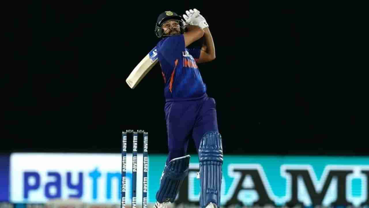 IND vs SL: T 20 मध्ये रोहित शर्माला या श्रीलंकन गोलंदाजाने बनवलय खेळणं, हवं तेव्हा करतो आऊट