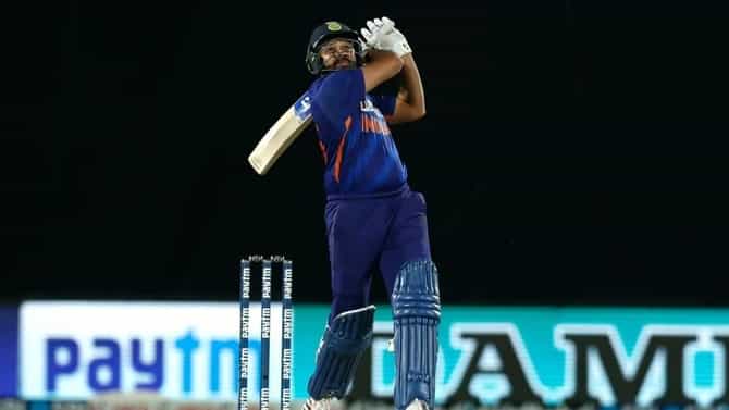 IND vs SL: T 20 मध्ये रोहित शर्माला या श्रीलंकन गोलंदाजाने बनवलय खेळणं, हवं तेव्हा करतो आऊट