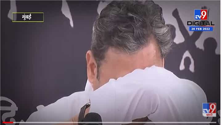 खासदार संभाजीराजे यांच्या डोळ्यात अश्रू खासदार संभाजीराजे यांच्या डोळ्यात अश्रू