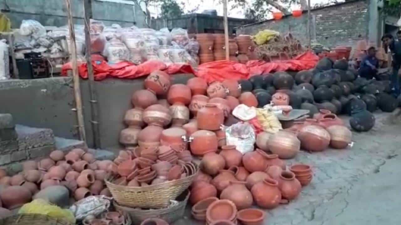 रंगबेरंगी माठांना बाजारपेठा फुलल्या: ग्राहकांना आकर्षित करण्यासाठी वेगवेगळ्या प्रकारच्या आणि रंगबेरंगी माठ शहरात दाखल झाले आहेत. माठामध्ये देखील बदल करुन त्यास तोटी, झाकण हे वेगळे बनवून ग्राहकांना आकर्षित करतेल असे माठ उपलब्ध आहेत.