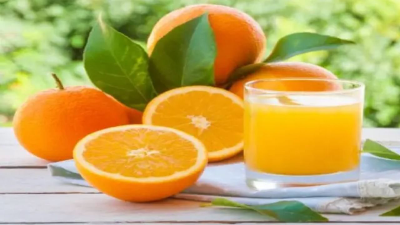 संत्र्याचा रस : त्वचेसाठी अत्यंत आवश्यक असलेले व्हिटॅमिन सी संत्र्यामध्ये मुबलक प्रमाणात असते. संत्र्याचा रस काढून हलक्या हातांनी चेहऱ्याला लावा. सुमारे 10 मिनिटांनंतर, हलक्या हातांनी मालिश करा आणि सामान्य पाण्याने काढून टाका. 