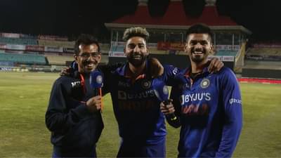 IND vs SL: गवताला पाणी मिळाल नाही की...  चहलने आपल्याच मित्राला कॅमेऱ्यासमोर केलं ट्रोल, पहा VIDEO