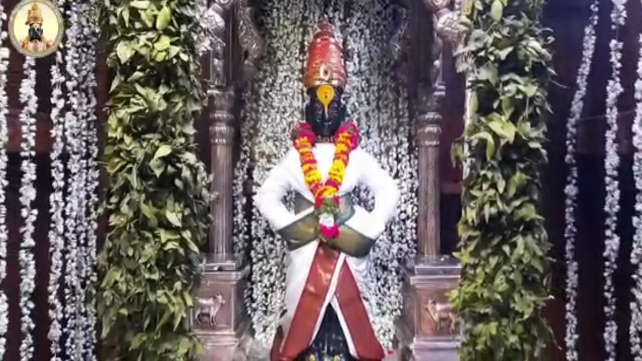 आज महाशिवरात्र असल्याने पंढरपूरचे श्री विठ्ठल रुक्मिणीमातेचे मंदिर फुलांनी चांगले सजवले आहे. 
