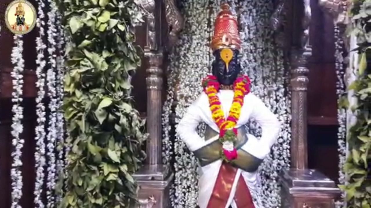 या सजावटीसाठी जवळपास एक टन बेलपत्राच्या पाना फुलांचा वापर करण्यात आला आहे.