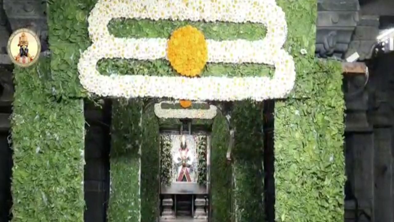 देवाचा गाभारा ,सोळखांबी,चारखांबि, तसेच रुक्मिणीमातेचा गाभारा सुंदर असा पांढऱ्या शेवंतीच्या फुलांनी आणि बेलपत्रांने सजवण्यात आला आहे. 