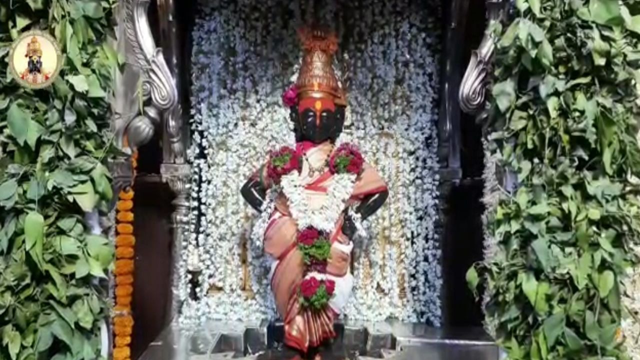 मंदीराला सजावट श्री. विठ्ठल भक्त कोळी यानी केली आहे.