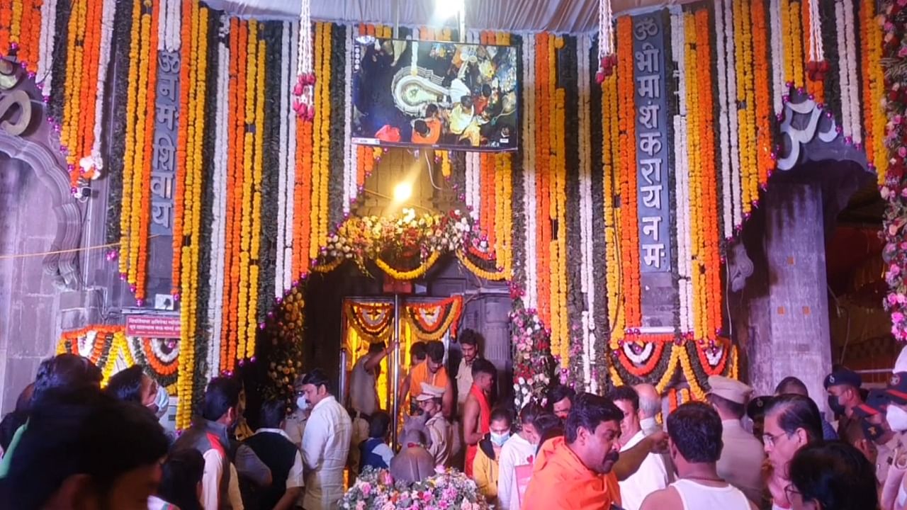 कोरोनाच्या काळात मंदिर बंद असल्याने अनेक भाविकांना लांबून दर्शन घ्यावे लागत होते. 