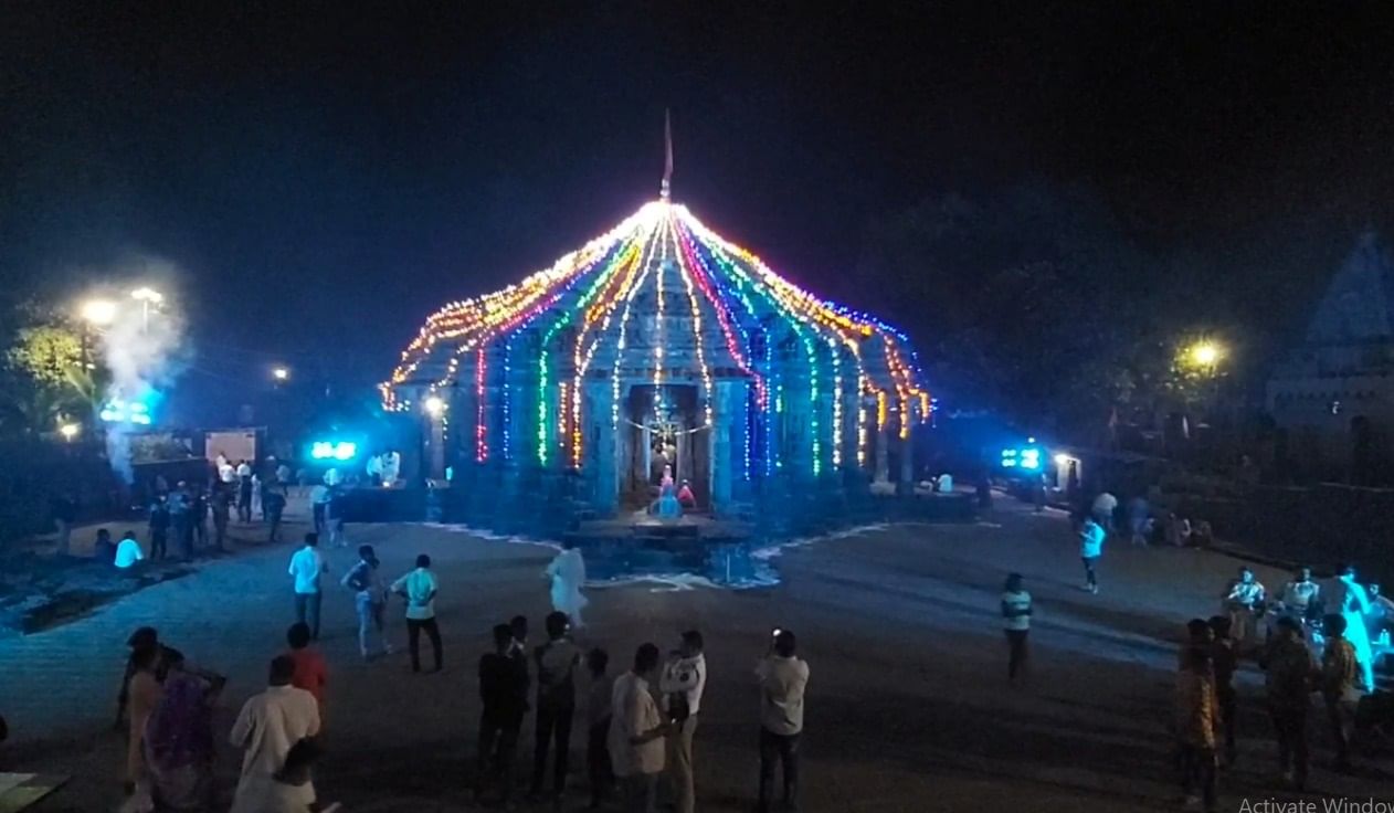 अंबरनाथच्या 962 वर्ष जुन्या प्राचीन शिवमंदिरात दरवर्षी महाशिवरात्रीला लाखो भाविक दर्शनासाठी येत असतात. मात्र कोरोनामुळे मागील वर्षीप्रमाणे यंदाही महाशिवरात्रीला मंदिर भाविकांसाठी बंद ठेवण्याचा निर्णय घेण्यात आलाय.