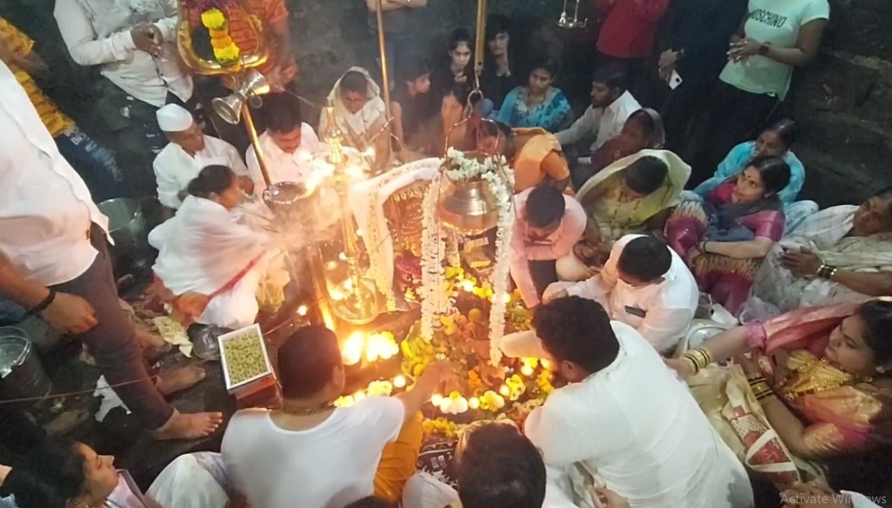 महा शिवरात्री 2022 (Maha Shivaratri 2022) हा हिंदू (Hindu) धर्मातील प्रमुख सणांपैकी एक आहे. भगवान शंकराची पूजा करून हा सण साजरा केला जातो. हिंदू कॅलेंडरनुसार, महा शिवरात्री दरवर्षी फाल्गुन महिन्याच्या कृष्ण पक्ष चतुर्दशीला साजरी केली जाते . 