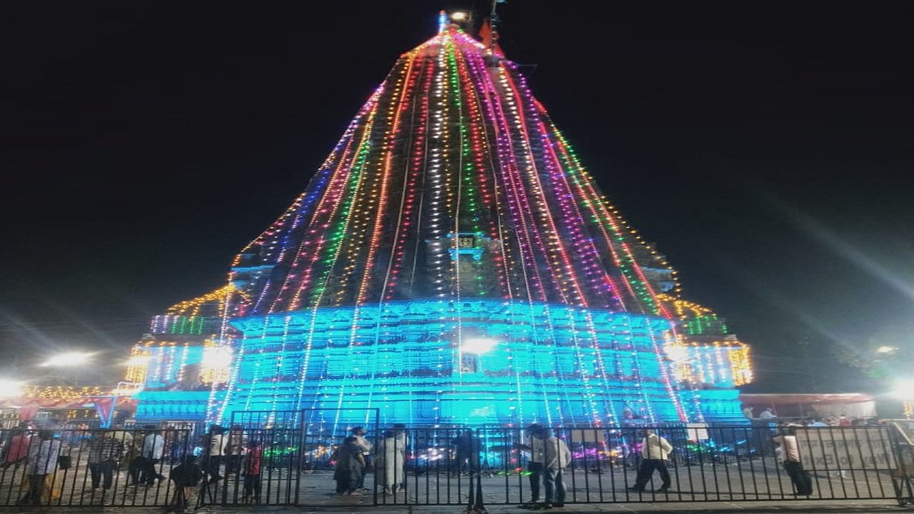 तब्बल दोन वर्षांच्या कालावधीनंतर नाशिकच्या त्र्यंबकेश्वर मंदिरात भाविकांना आज प्रत्यक्ष महादेवांच्या दर्शनाचा आनंद मिळाला.