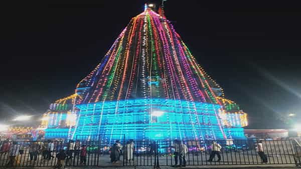 तब्बल दोन वर्षांच्या कालावधीनंतर नाशिकच्या त्र्यंबकेश्वर मंदिरात भाविकांना आज प्रत्यक्ष महादेवांच्या दर्शनाचा आनंद मिळाला.