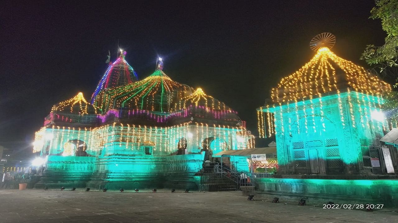  कोरोना काळात बंद असलेलं मंदिर, यंदाच्या महाशिवरात्रीला भाविकांसाठी खुले झाल्याने ,त्रंबकेश्वर मध्ये देशभरातून आलेल्या भाविकांची प्रचंड गर्दी पाहायला मिळते आहे. 