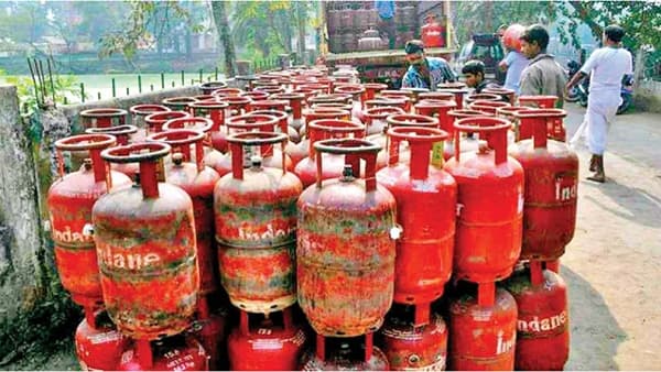 LPG Gas Cylinder Price: गॅस सिलिंडर 105 रुपयांनी महागला, येथे जाणून घ्या नवीन दर!