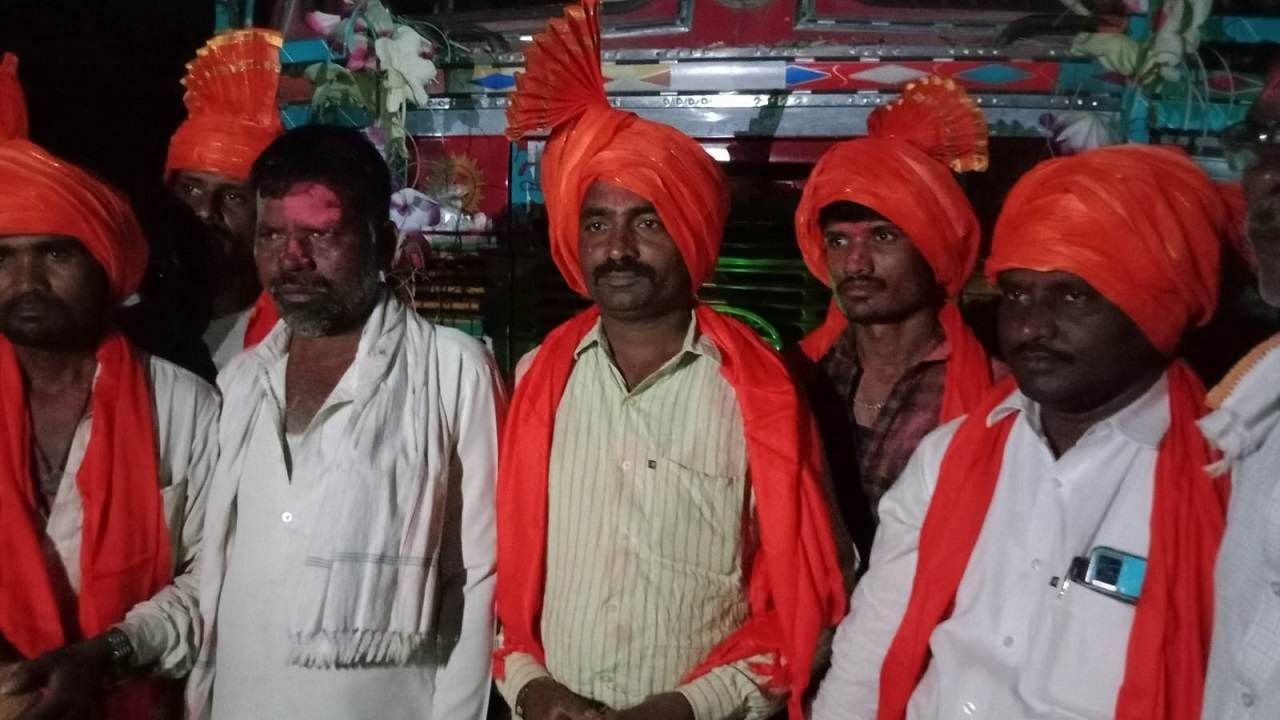 अतिरिक्त ऊसावर रामबाण उपाय, ऊसतोड कामगारांचा सत्कार अन् वाजत-गाजत स्वागत, नेमका प्रकार काय? अतिरिक्त ऊसावर रामबाण उपाय, ऊसतोड कामगारांचा सत्कार अन् वाजत-गाजत स्वागत, नेमका प्रकार काय?
