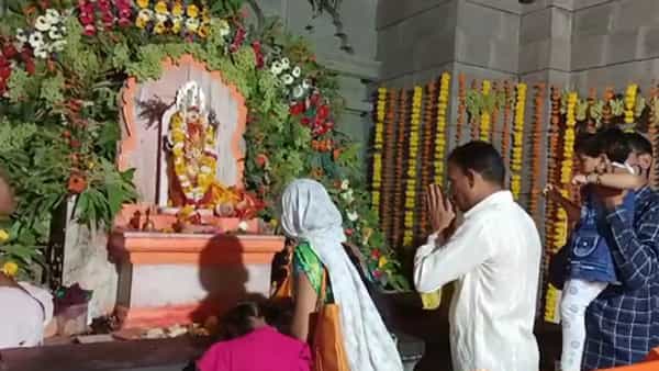 हिंदू पौराणिक कथेनुसार असे मानले जाते की महाशिवरात्रीला भगवान शिव आणि माता पार्वतीचा (Mahashivratri 2022) विवाह झाला होता. महाशिवरात्रीच्या विशेष मुहूर्तावर भगवान शंकराला प्रसन्न करण्यासाठी भाविक उपवास करतात.