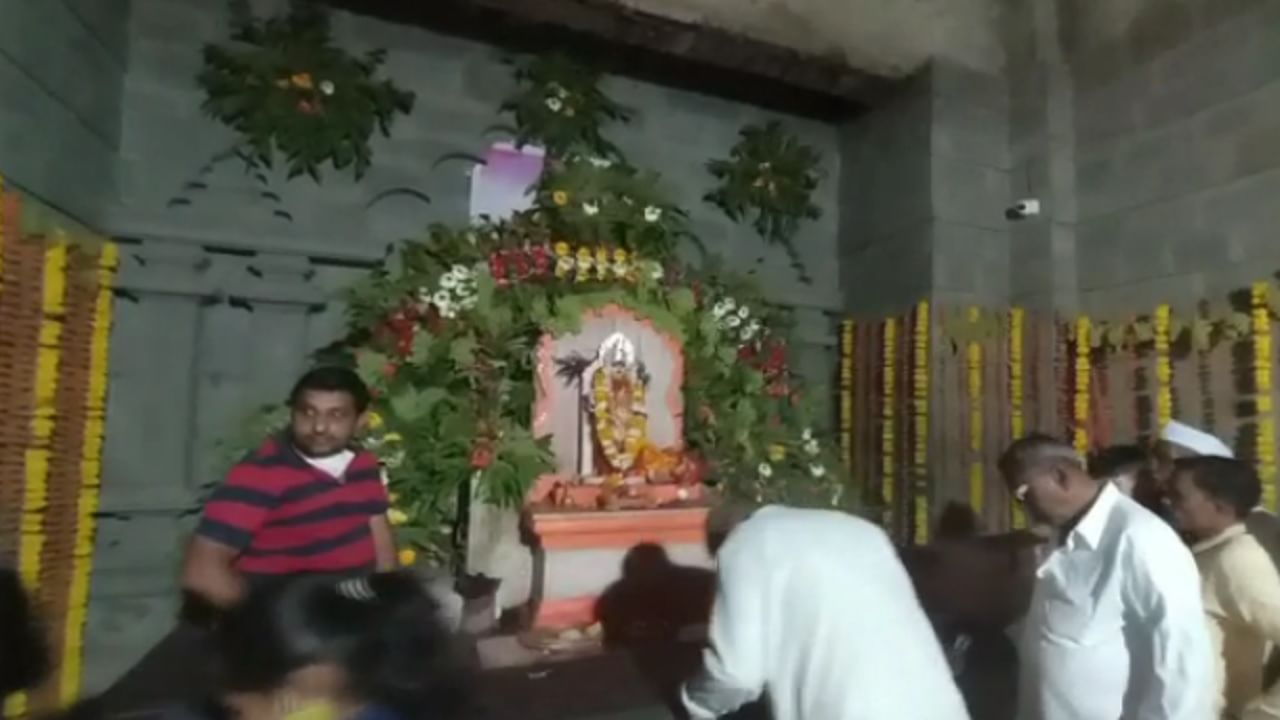  महाशिवरात्री निमित्त टाळ मृदुंगाच्या गजरात दूमदूमली मुक्ताईनगर सजली आहे. आज सकाळपासूनच महाशिवरात्रीनिमित्त मुक्ताईचे दर्शनासाठी महाराष्ट्रातील भाविक घेत आहेत. 