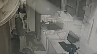 Video - अमरावतीमध्ये चोरट्यांनी फोडल्या दोन बँका! तीन चोरटे सीसीटीव्ही कॅमेऱ्यामध्ये कैद