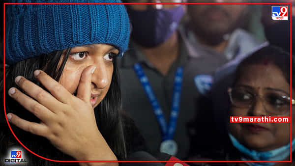 युक्रेनमध्ये अडकलेल्या भारतीय नागरिकांना घेऊन जाणारे विमान रोमानियाहून दिल्लीत आले त्यावेळी तिथं पालकांना पाहून भावनिक झाल्याचे पाहायला मिळाले.