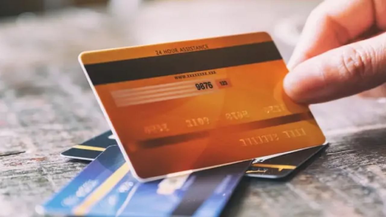 क्रेडिट कार्डमुळे लोकांना व्यवहार करणे खूप सोप्पे झाले आहे. वापरकर्त्यांनी त्यांचे कार्ड बिल भरताना 1 लाख रुपयांची मर्यादा ओलांडणार नाही याची काळजी घ्यावी. रोख रकमेची मर्यादा ओलांडल्यास, आयकर विभाग तुम्हाला नोटीस देऊ शकतो.