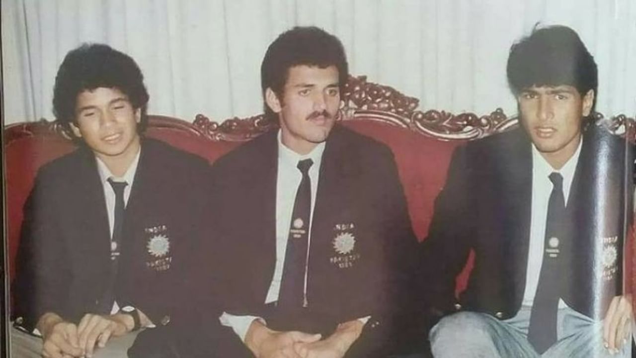 सचिन तेंडुलकरने (Sachin TendulkaR) आंतरराष्ट्रीय क्रिकेटमध्ये पाऊल ठेवले तो दिवस सर्वांच्या लक्षात असेल. 15 नोव्हेंबर 1989 ही तारीख होती जेव्हा सचिनने पाकिस्तानविरुद्ध कराचीमध्ये पदार्पण केले होते. या सामन्यात मुंबईच्या आणखी एका खेळाडूने आंतरराष्ट्रीय क्रिकेटमध्ये पदार्पण केले होते पण त्याला सचिनसारखी कामगिरी करता आली नाही, त्यामुळे त्याला सचिनसारखी प्रसिद्धी मिळाली नाही. सलील अंकोला (Salil Ankola) असे या खेळाडूचे नाव आहे. सलीलने क्रिकेटमध्ये सक्रीय असताना जितकं नाव कमावलं, त्यापेक्षा मोठं नाव त्याने क्रिकेट सोडल्यानंतर अभिनय क्षेत्रातील कारकिर्दीद्वारे (Acting Career) कमावलं. (Pic Credit Salil Ankola Insta)