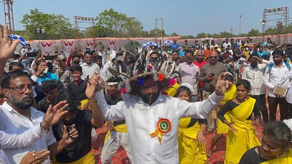 Video : एकनाथ शिंदेंनी पारंपरिक रेला नृत्यावर आदिवासी तरुणांसोबत धरला ठेका!