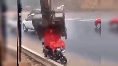 #HelpChain : मदत अशीही, Viral video पाहून तुम्हीही म्हणाल, माणुसकी अजून जिवंत!