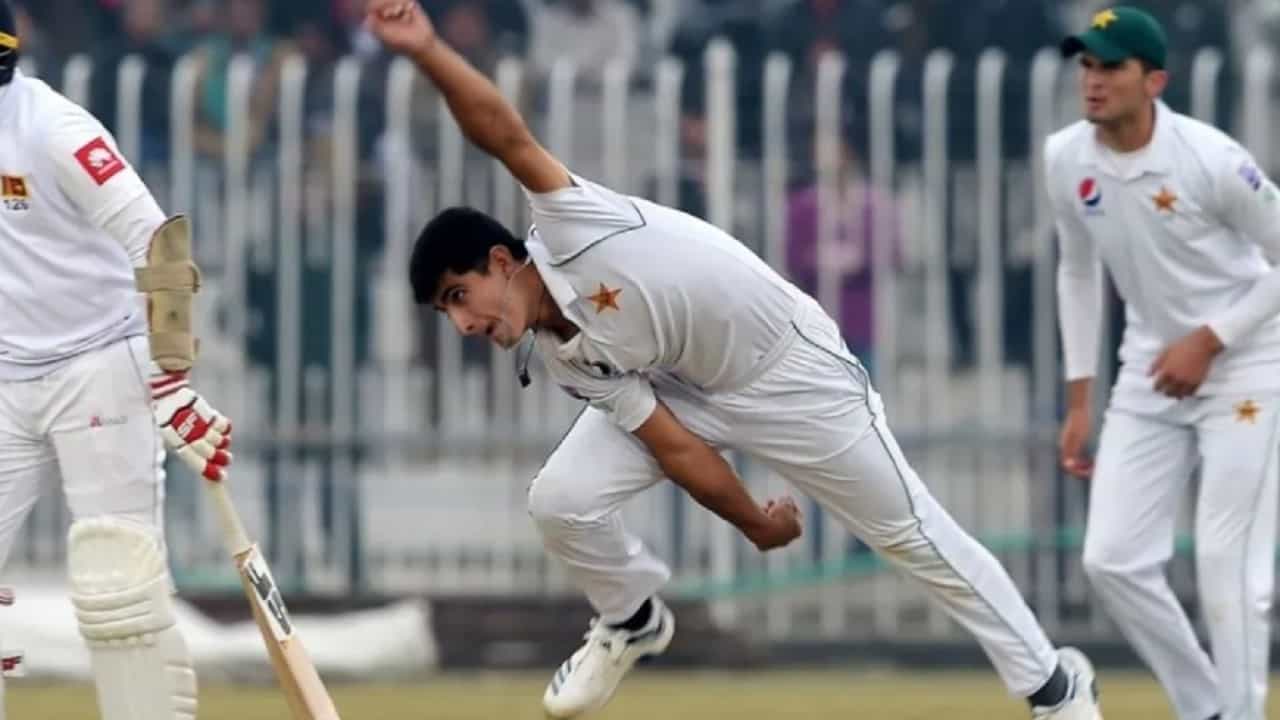 पाकिस्तान क्रिकेट संघासाठी ऑस्ट्रेलियाविरुद्धच्या कसोटी मालिकेपूर्वीच गोलंदाजांचा तंदुरुस्ती चिंतेचा विषय आहे. 1 मार्च रोजी, हसन अली आणि फहीम अश्रफ दुखापतींमुळे बाहेर पडल्यानंतर टीमचा आणखी एक वेगवान गोलंदाज हारिस रौफ कोरोना संसर्गामुळे पहिल्या कसोटीतून बाहेर पडला. आता रौफऐवजी पाकिस्तान क्रिकेट बोर्डाने 19 वर्षीय वेगवान गोलंदाज नसीम शाहचा संघात समावेश केला आहे.