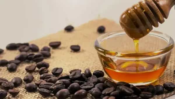 चेहऱ्याप्रमाणे मान एक्सफोलिएट करणे महत्त्वाचे आहे. मान रोज क्लिन्जरने स्वच्छ करा, पण आठवड्यातून एकदा स्क्रब करा. तुम्हाला हवे असल्यास तुम्ही कॉफी आणि मधाचे स्क्रब बनवून मानेला लावू शकता. यामुळे आपल्या मानेवरील काळेपणा दूर होण्यास मदत होईल.