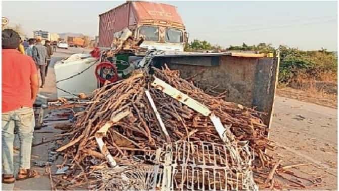 ट्रकच्या टक्करने पिकअप व्हॅनचा चुराडा; नाशिकचे 3 तरुण गतप्राण, दोघे गंभीर
