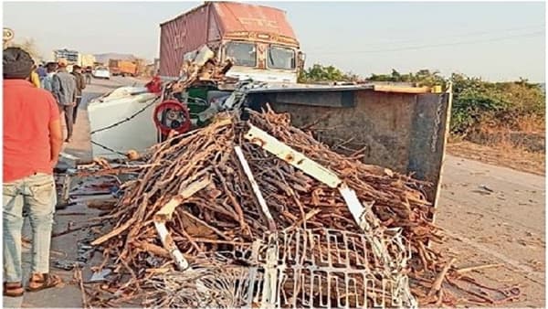 ट्रकच्या टक्करने पिकअप व्हॅनचा चुराडा; नाशिकचे 3 तरुण गतप्राण, दोघे गंभीर
