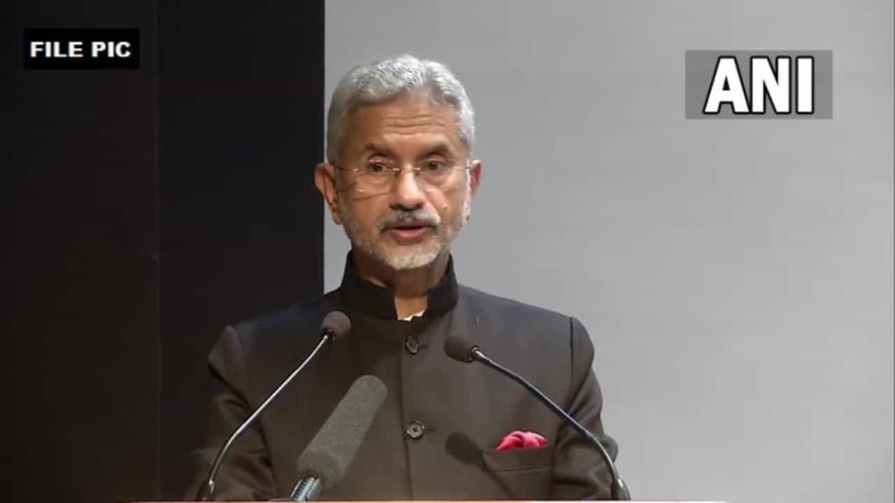 युक्रेनमध्ये अडकलेल्या भारतीय विद्यार्थ्यांना भारतात आणण्यासाठी युद्धपातळीवर प्रयत्न सुरू आहेत. गेल्या 24 तासांमध्ये तब्बल सहा विमाने युक्रेनमधील भारतीय विद्यार्थ्यांना घेऊन दिल्लीकडे रवाना झाल्याची माहिती एस जयशंकर यांनी दिली आहे. अद्यापही युक्रेनमध्ये 1377 विद्यार्थी अडकल्याचेही ते यावेळी म्हणाले.
