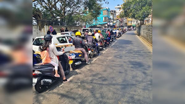 याला म्हणतात शिस्त..! हे चित्र भारतातलंच आहे, Anand Mahindra यांनी Share केला Photo