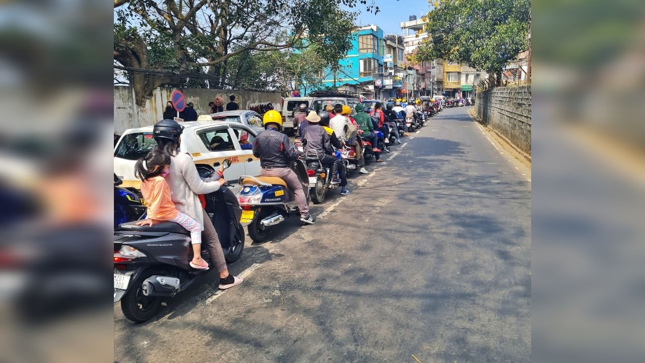 याला म्हणतात शिस्त..! 'हे' चित्र भारतातलंच आहे, Anand Mahindra यांनी Share केला Photo